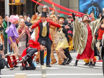 Zac Efron Hugh Jackman Zendaya film circus scene bike photos-01